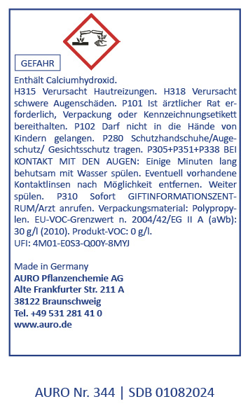 Ein deutschsprachiges Sicherheitsetikett für ein calciumhydroxidhaltiges Produkt mit Gefahrenhinweisen, Sicherheitsanweisungen, Kontaktinformationen der AURO Pflanzenchemie AG und einem Warnpiktogramm mit einem chemischen Symbol.