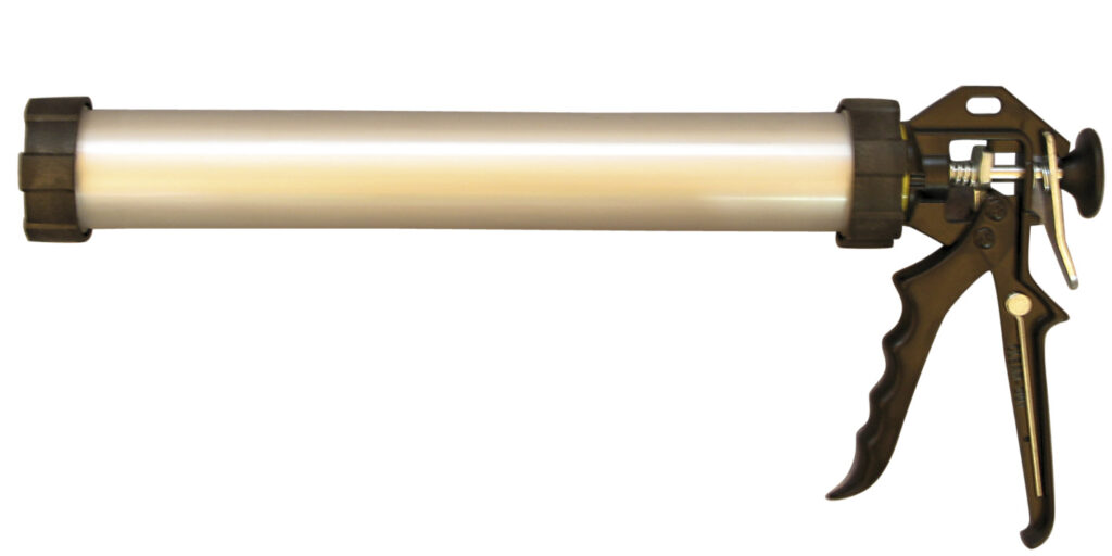 Die AURO Pflanzenchemie Korkfüllmasse-Handauspresspistole ermöglicht mit ihrer weißen Tube, dem schwarzen Metall-Auslösegriff und dem Federmechanismus für präzises Dosieren ein sanftes, gleichmäßiges Auftragen von Dicht- oder Korkfüllmasse.