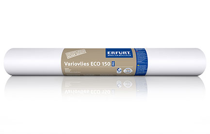 Das Erfurt Variovlies ECO 150 PRO von AURO Pflanzenchemie ist eine umweltfreundliche Vliestapetenrolle, fest verpackt mit einem beige-blauen Etikett mit Nachhaltigkeitssymbolen. Perfekt für natürliche, wohngesunde Innenräume.